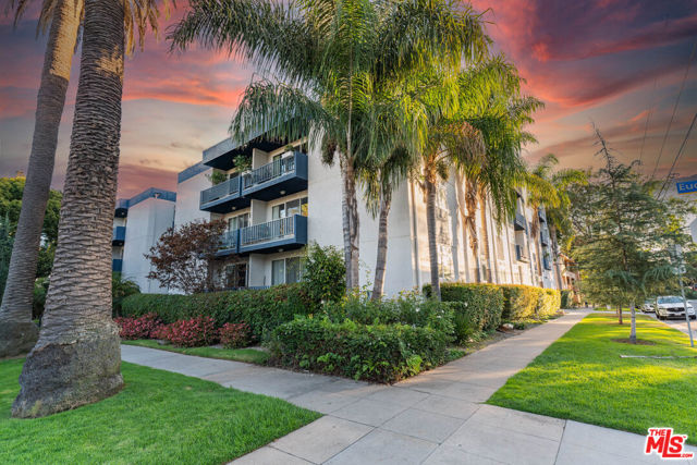 900 Euclid Street, Santa Monica CA: https://media.crmls.org/mediaz/c0a2a632-eb26-494c-8d63-bfde53808e29.jpg