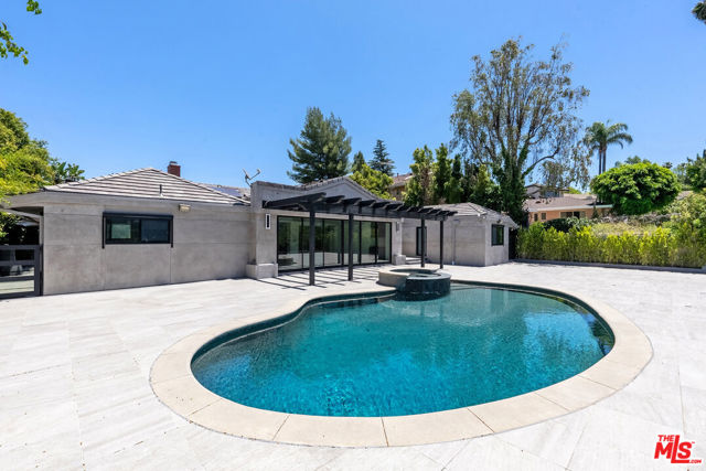 4423 Bergamo Drive, Encino CA: https://media.crmls.org/mediaz/c0a3b1d7-95fa-4ed2-a812-4d1f2c61d0dd.jpg