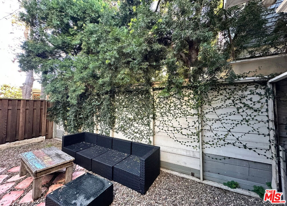 https://media.crmls.org/mediaz/c0a3c596-ab23-49ca-98dd-191e56a61406.jpg?preset=X-Large