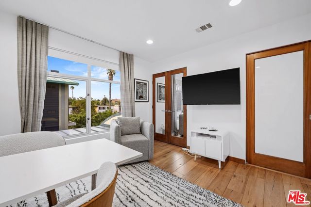512 Brooks Avenue, Venice CA: https://media.crmls.org/mediaz/c0a3cb65-8c2e-4d5e-b037-37c27c223fe9.jpg