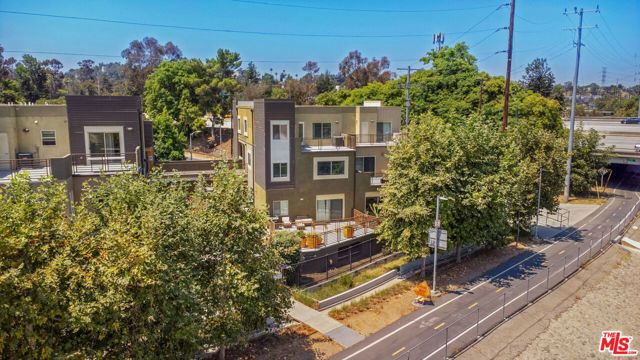 2974 Ripple Place, Los Angeles CA: https://media.crmls.org/mediaz/c0a3cebe-74d8-43d5-9fd4-c31623d583b9.jpg