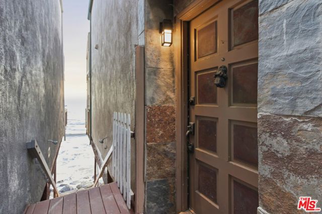 20456 Pacific Coast Highway, Malibu CA: https://media.crmls.org/mediaz/c0a4f0bc-8a8d-49c7-ba7d-6d24acb79639.jpg