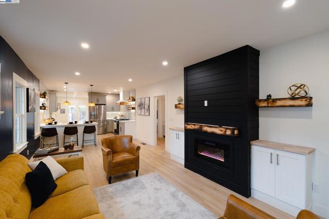 415 W 9Th St, Antioch CA: https://media.crmls.org/mediaz/c0a50084-be8c-422c-bc06-0a613cb79842.jpg