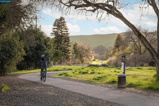 2080 Essenay Ave, Walnut Creek CA: https://media.crmls.org/mediaz/c0a50e0b-d9f5-4cf3-8d3c-2c5964de13de.jpg