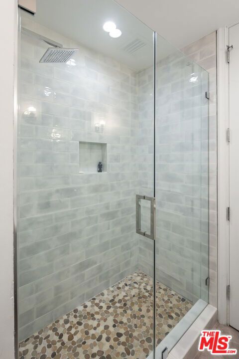 300 N Swall Drive, Beverly Hills CA: https://media.crmls.org/mediaz/c0a6975c-d035-4ba4-bc22-9bcc0270918a.jpg