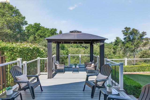 4963 Stoneridge Ct, Oakland CA: https://media.crmls.org/mediaz/c0a6b808-6ef0-48ea-8861-8341062cc53c.jpg