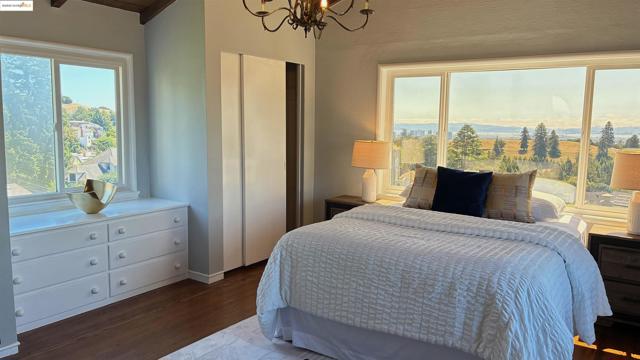 135 Alta Rd, Oakland CA: https://media.crmls.org/mediaz/c0a76b5d-5e5a-4ff0-b83b-745231ffa037.jpg