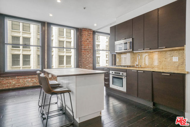 460 S Spring Street, Los Angeles CA: https://media.crmls.org/mediaz/c0a7ccc5-a368-4938-98de-2f9c3a47fb76.jpg