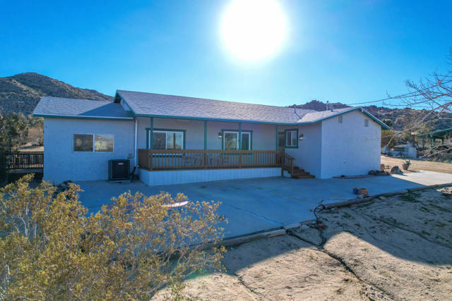 59800 Onaga Trail, Joshua Tree CA: https://media.crmls.org/mediaz/c0a7d0ad-ebf8-4383-8efc-472b919e5769.jpg