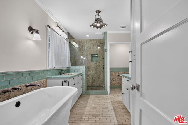 12151 La Maida Street photo 17