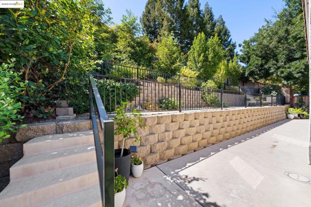 881 Inverness Ln, Brentwood CA: https://media.crmls.org/mediaz/c0a92ac3-8c0a-4d5c-889f-db81c64a0b4f.jpg