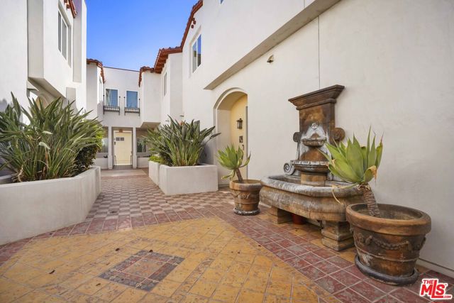 4541 Colfax Avenue, Studio City CA: https://media.crmls.org/mediaz/c0a939ac-da17-4b45-bee3-577cb26990b3.jpg