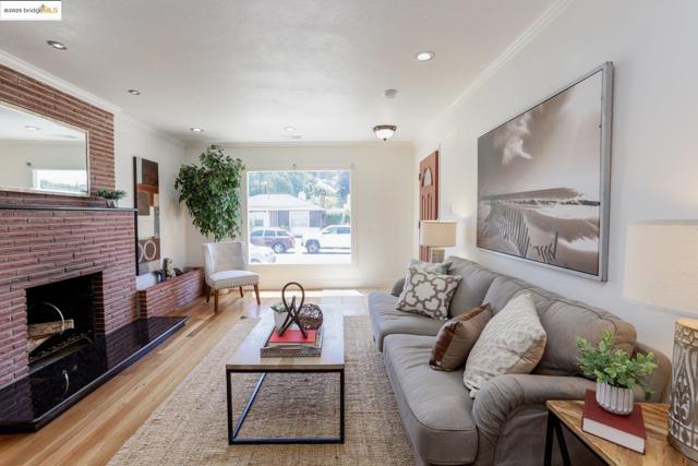 4103 Dickson Ct, Oakland CA: https://media.crmls.org/mediaz/c0a93db5-e8a6-4466-90ea-e4e149912a10.jpg