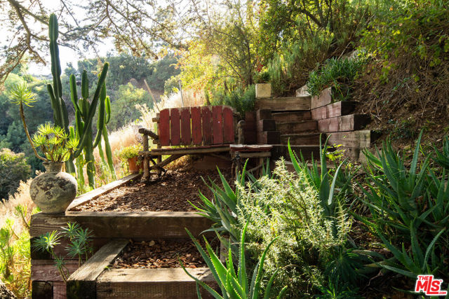 3720 Alta Mesa Drive, Studio City CA: https://media.crmls.org/mediaz/c0a9fcdf-f0e1-498b-853b-749f905cae76.jpg