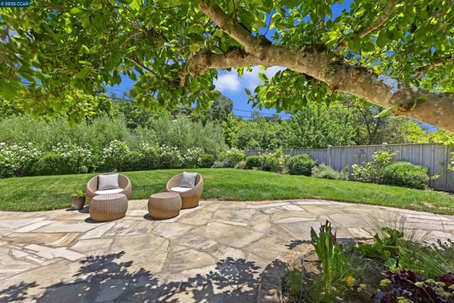 3363 Springhill Rd, Lafayette CA: https://media.crmls.org/mediaz/c0aa1e97-9d21-4682-8c63-04d76c917313.jpg