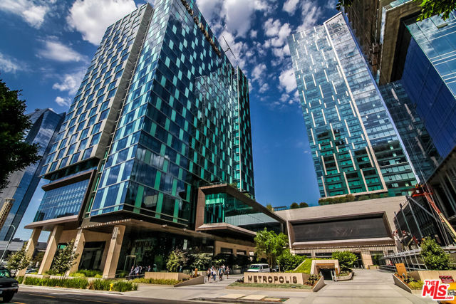 889 FRANCISCO Street, Los Angeles CA: https://media.crmls.org/mediaz/c0aa39f9-b276-4c27-92c7-8d9c9045f96c.jpg