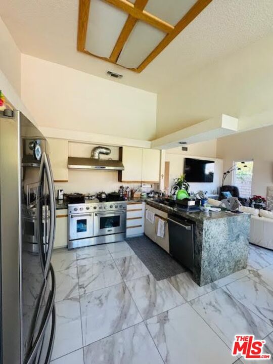 Image 18 of 31 For 408 Oakmont Drive