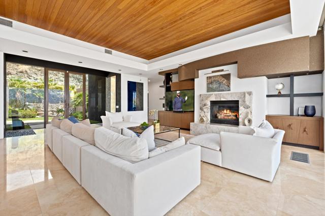 15 Buena Vista Court, Rancho Mirage CA: https://media.crmls.org/mediaz/c0aaabc7-d8d0-4643-8913-e61c88d84a87.jpg