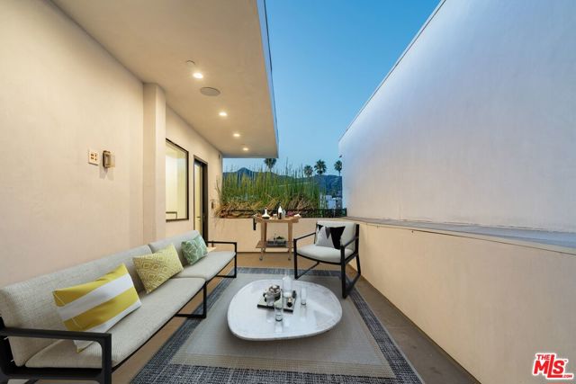 1447 1/4 N Martel Avenue, Los Angeles CA: https://media.crmls.org/mediaz/c0ab5294-2ad7-45d2-9364-90d6cbac53cd.jpg