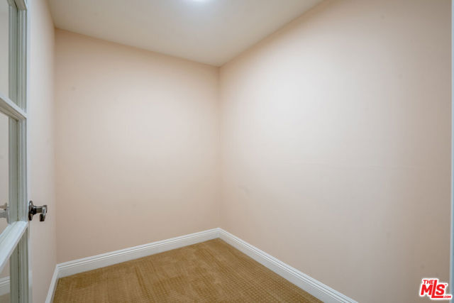 616 S Wilton Place, Los Angeles CA: https://media.crmls.org/mediaz/c0ab76b9-19ef-436c-9bc9-0ac410594cc4.jpg