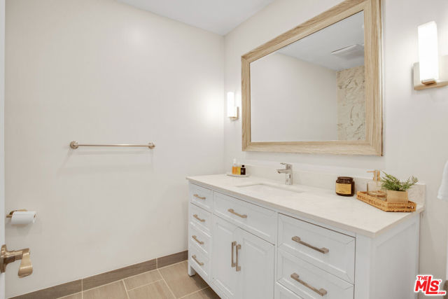 8490 Fountain Avenue, 203 photo 15