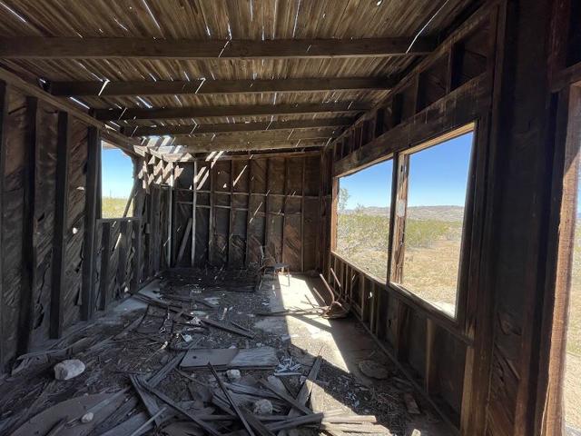 216 Jesse Road, Landers CA: https://media.crmls.org/mediaz/c0abc487-db40-4a82-b692-0e76dbb3ca75.jpg