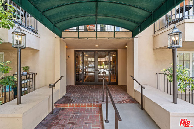 1010 Palm Avenue, West Hollywood CA: https://media.crmls.org/mediaz/c0ad3b4b-8914-48a7-aec5-3b87183290f8.jpg