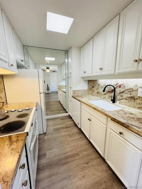 6455 La Jolla Blvd, La Jolla CA: https://media.crmls.org/mediaz/c0adac06-7416-4197-a93f-f30099c6a3be.jpg