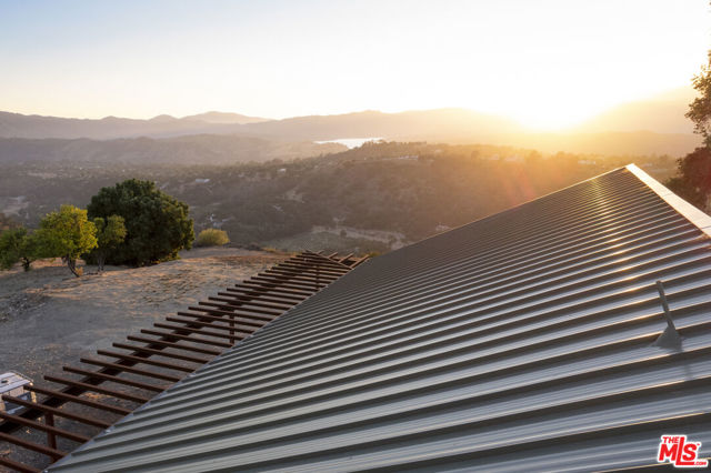 10880 Creek Road, Ojai CA: https://media.crmls.org/mediaz/c0af8cd9-be5f-4b58-8d31-c7deb857936f.jpg