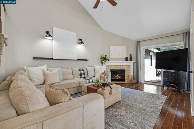 60 Rainbow Cir, Danville CA: https://media.crmls.org/mediaz/c0b11514-409b-4f3f-a693-c4232429b273.jpg