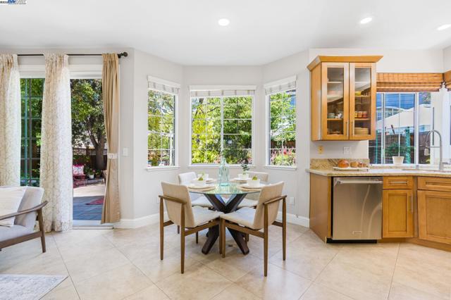 5373 Shamrock Cmn, Fremont CA: https://media.crmls.org/mediaz/c0b1286c-07c9-4c5b-86bb-23834ad783d4.jpg