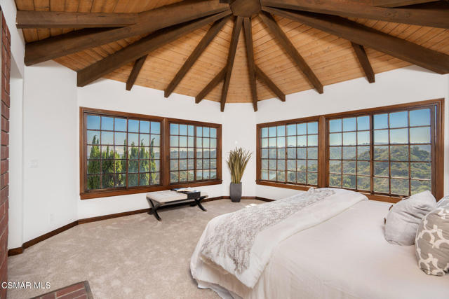 2457 Angelo Drive, Los Angeles CA: https://media.crmls.org/mediaz/c0b182e3-3b44-4206-969c-2ac4deec0c6e.jpg