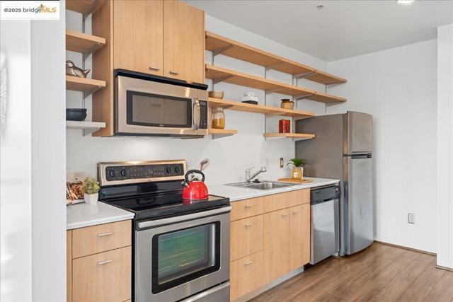 1201 Pine St, Oakland CA: https://media.crmls.org/mediaz/c0b1e011-a7c3-417f-97e0-a21d3efdf657.jpg