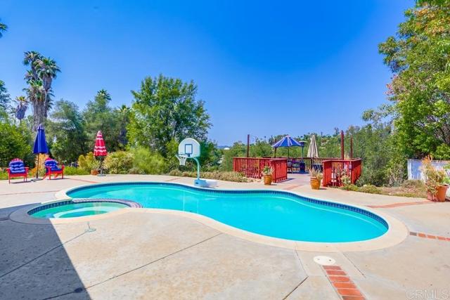 906 Gretna Green Way, Escondido CA: https://media.crmls.org/mediaz/c0b237cf-d376-44c6-b2c3-707706391844.jpg