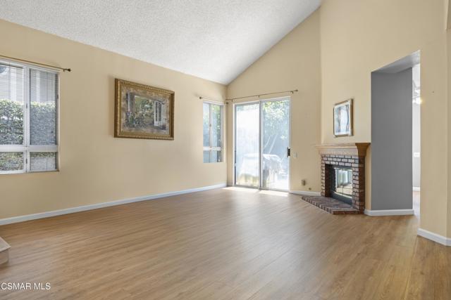 11928 Bubbling Brook Street, Moorpark CA: https://media.crmls.org/mediaz/c0b2908c-4e3e-4349-a79a-834c11f3f4c4.jpg