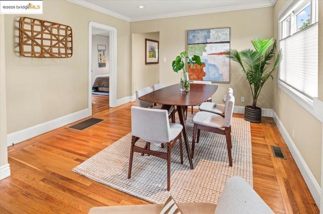 3058 Berlin Way, Oakland CA: https://media.crmls.org/mediaz/c0b31572-a56b-4521-a29f-ff82928a0529.jpg