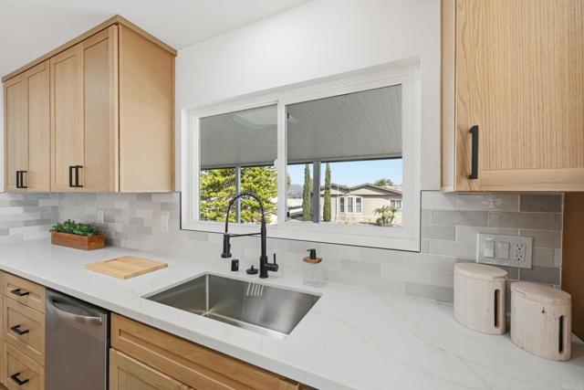 Detail Gallery Image 16 of 37 For 2298 Lindsay Dr, Carlsbad,  CA 92008 - 2 Beds | 2 Baths