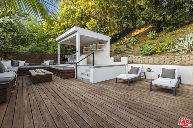 3873 Berry Drive, Studio City CA: https://media.crmls.org/mediaz/c0b38947-2b67-41a8-bda3-0cb360d32ce1.jpg