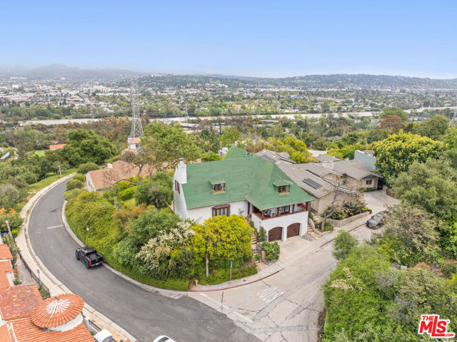 3806 Carnavon Way, Los Angeles CA: https://media.crmls.org/mediaz/c0b3c608-9177-45b5-b3fd-387bac813c75.jpg