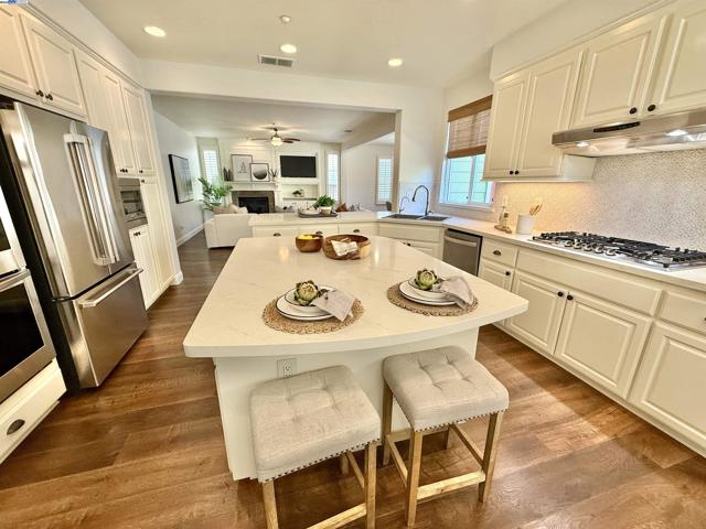 1164 Lexington Way, Livermore CA: https://media.crmls.org/mediaz/c0b4d5ec-8301-41da-a478-013b1136ce87.jpg