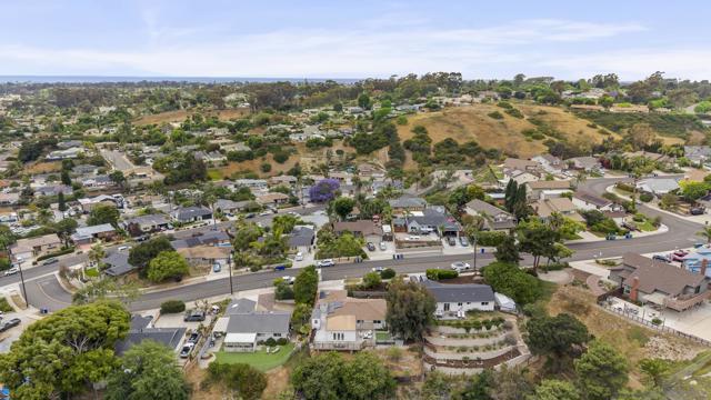 310 Bluff Wy, Oceanside CA: https://media.crmls.org/mediaz/c0b581e4-4438-4674-ac42-19d1fd4a1c9a.jpg