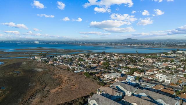 524 Surfbird Lane, Imperial Beach CA: https://media.crmls.org/mediaz/c0b7ca94-42b3-47da-b4cc-67382c54f73e.jpg