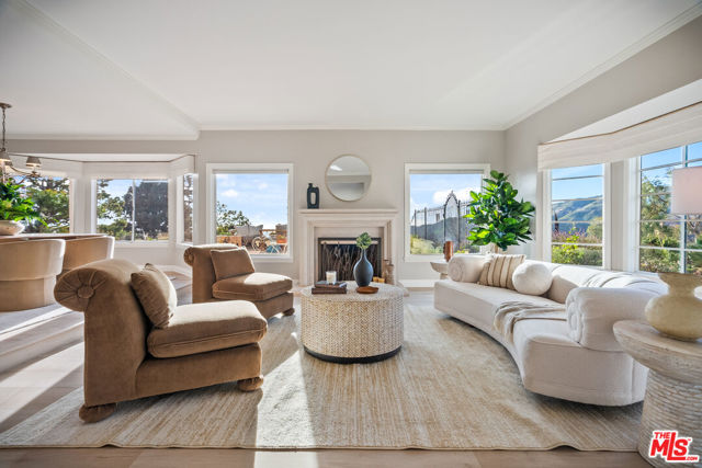 23255 W Paloma Blanca Drive, Malibu CA: https://media.crmls.org/mediaz/c0b86505-ef82-4f55-88d7-2316e8cb6e4d.jpg