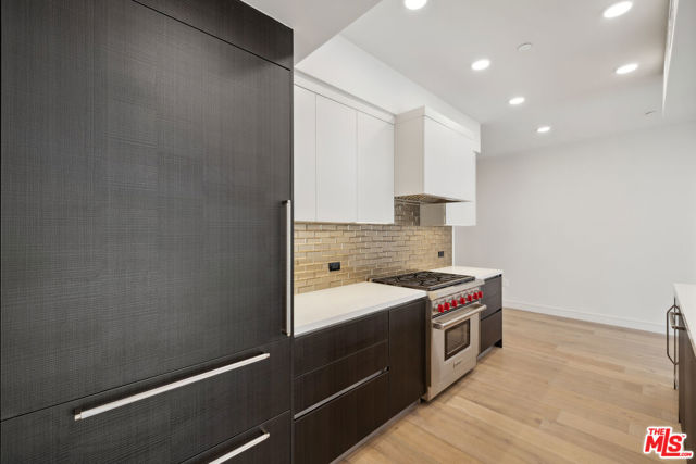 505 S Barrington Avenue, Los Angeles CA: https://media.crmls.org/mediaz/c0b8c091-b404-40c1-94de-ab2cee88a1e5.jpg