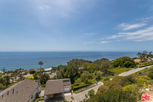 32701 Vista De Los Ondas Street, Malibu CA: https://media.crmls.org/mediaz/c0b90df1-f1da-4bbe-9c06-19a93aa3b785.jpg