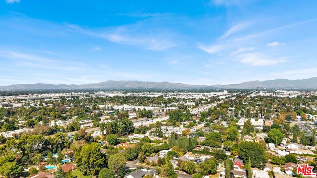 6900 Chisholm Avenue, Lake Balboa CA: https://media.crmls.org/mediaz/c0b99f89-a06e-4404-9cce-7d7b2feb07ef.jpg