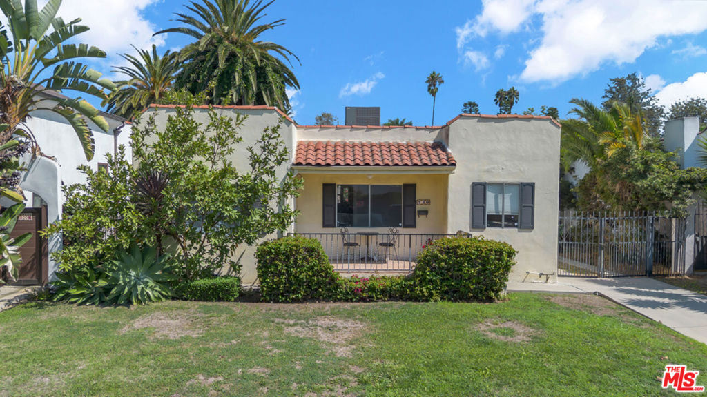 736 N Poinsettia Place