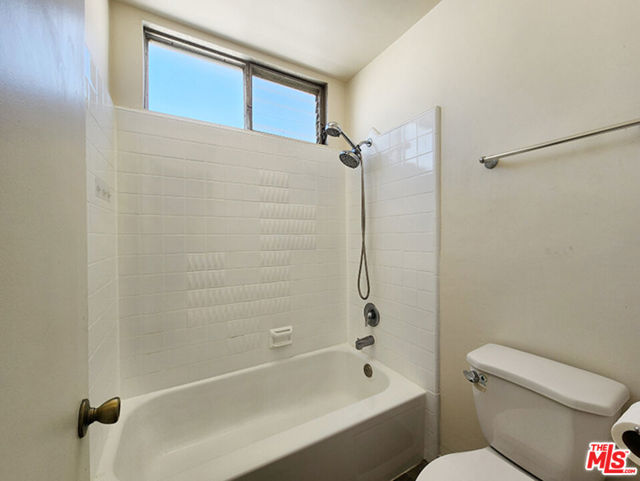 425 S Kenmore Avenue, Los Angeles CA: https://media.crmls.org/mediaz/c0ba14c1-ae24-4244-910b-c9b9b5290099.jpg