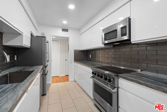 818 S Lucerne Boulevard, Los Angeles CA: https://media.crmls.org/mediaz/c0ba21c4-f05b-4f71-987e-1c4fa09f16f4.jpg