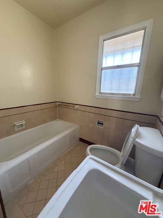 4196 5th Avenue, Los Angeles CA: https://media.crmls.org/mediaz/c0ba2cff-0d8e-4b93-8fc0-9eacbd99a30b.jpg